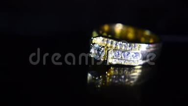 <strong>钻石戒指</strong>豪华结婚戒指有昂贵的闪光和反光